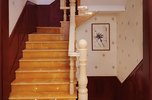 杜集中式别墅室内汉白玉石楼梯的定制安装装饰效果